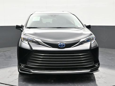 Used 2025 Toyota Sienna XLE w/ XLE Plus Package image 8