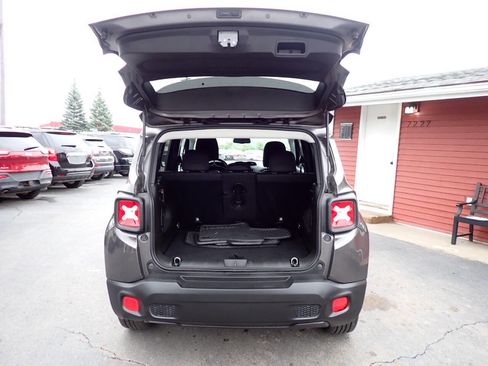 Used 2017 Jeep Renegade Latitude w/ Popular Equipment Group AWD/4WD image 5