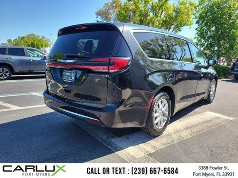 Used 2023 Chrysler Pacifica Touring-L FWD image 6