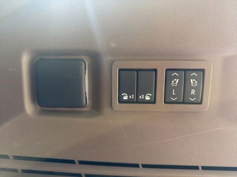 Used 2025 GMC Yukon Denali w/ Sun & Power Step Package AWD/4WD image 14
