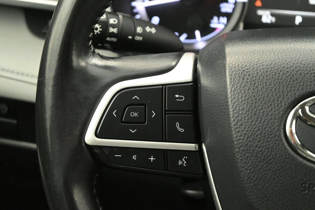 Used 2023 Toyota Highlander XLE FWD image 7