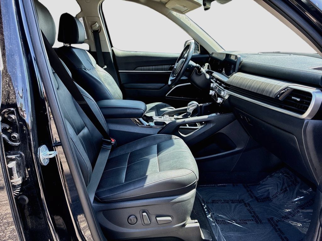 Used 2024 Kia Telluride EX w/ EX Captain's Chair Package AWD/4WD image 31