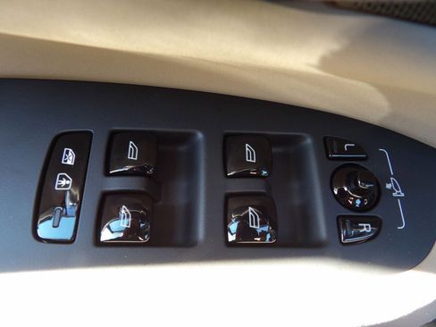 Certified 2025 Volvo XC90 B5 Core image 11