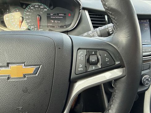 Used 2022 Chevrolet Trax LT w/ LT Convenience Package image 11