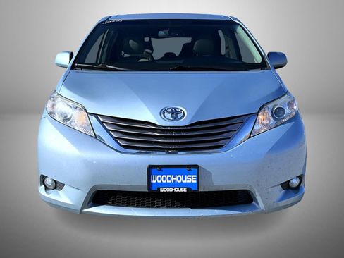 Used 2017 Toyota Sienna XLE image 2