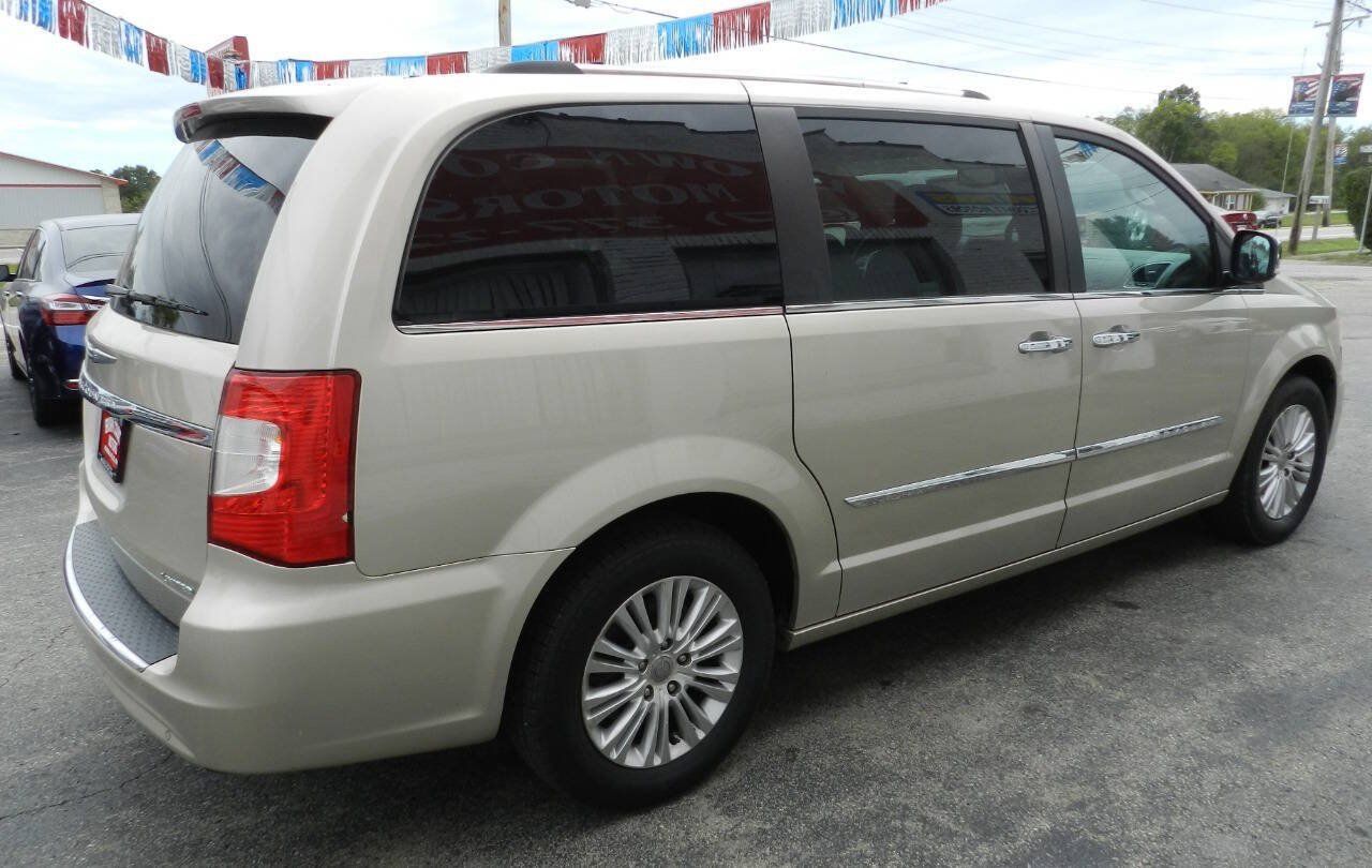 Used 2014 Chrysler Town & Country Limited w/ Luxury Group FWD image 6