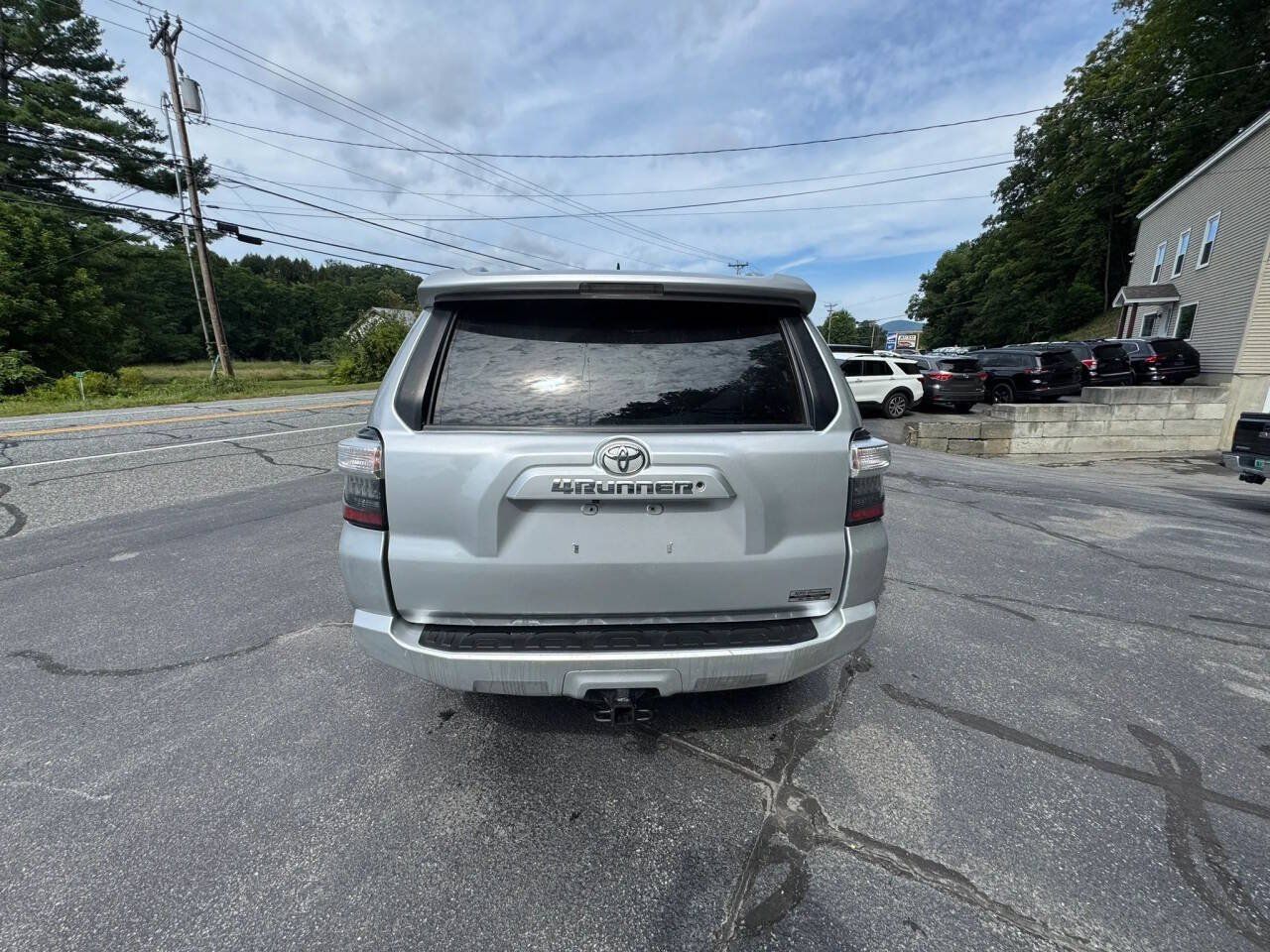 Used 2017 Toyota 4Runner SR5 AWD/4WD image 4