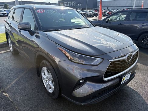 Used 2023 Toyota Highlander LE AWD/4WD image 2
