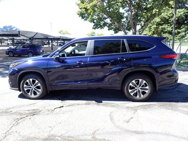 Used 2023 Toyota Highlander XLE AWD/4WD image 2