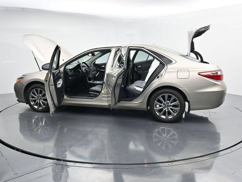 Used 2017 Toyota Camry XLE w/ Moonroof Package FWD image 28