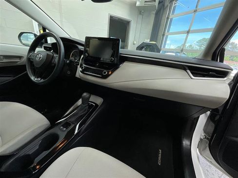 Used 2022 Toyota Corolla LE FWD image 32