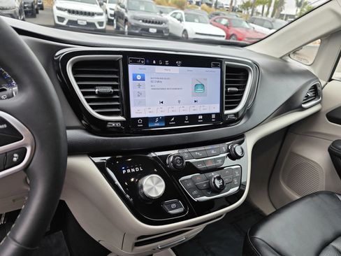 Certified 2024 Chrysler Pacifica Touring-L image 17