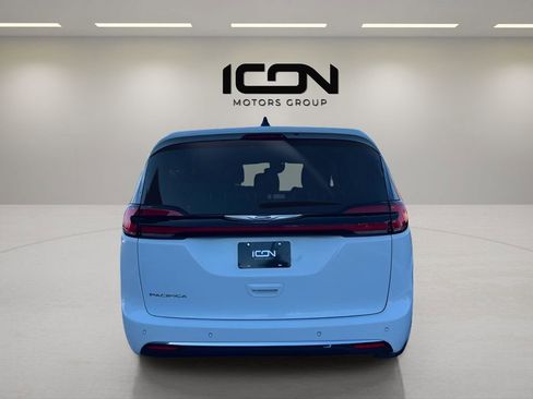Used 2023 Chrysler Pacifica Touring-L image 4