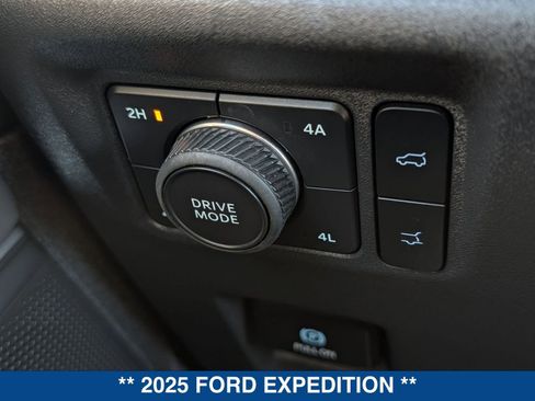 Used 2025 Ford Expedition Active image 28