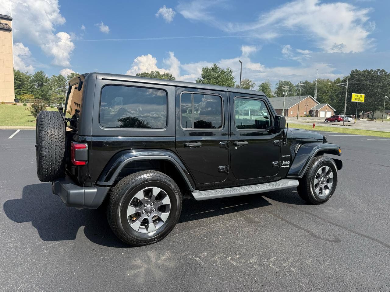 Used 2018 Jeep Wrangler Unlimited Sahara AWD/4WD image 3