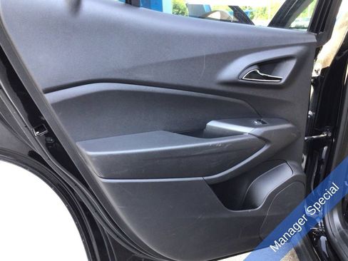 Used 2025 Chevrolet Trax LT FWD image 34