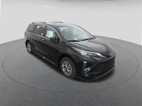 New 2026 Toyota Sienna XLE image 13