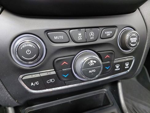 Used 2022 Jeep Cherokee Limited AWD/4WD image 31