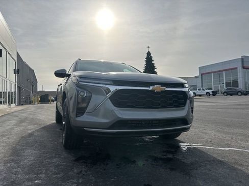 Used 2025 Chevrolet Trax LT w/ LT Convenience Package image 2