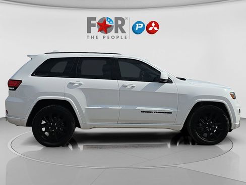 Used 2017 Jeep Grand Cherokee Altitude image 19