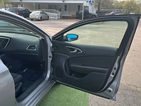 Used 2016 Chrysler 200 Limited w/ Convenience Group image 24