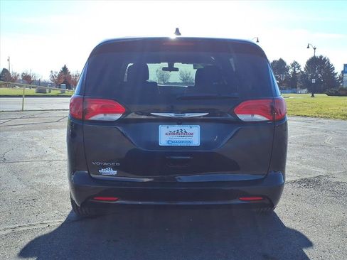 Used 2022 Chrysler Voyager LX image 5