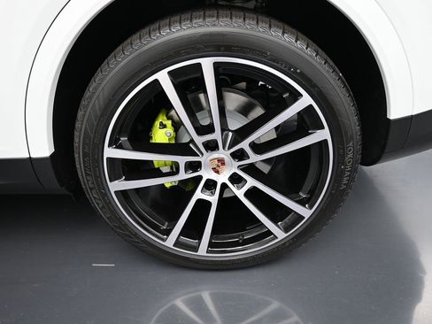 Certified 2026 Porsche Cayenne E-Hybrid image 24