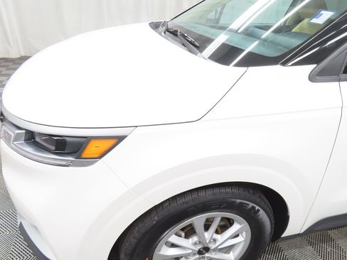 Used 2022 Kia Carnival LX FWD image 37
