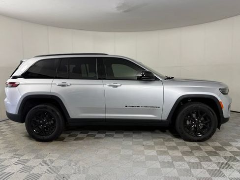 Used 2025 Jeep Grand Cherokee Altitude RWD image 9