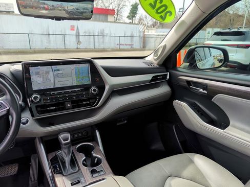Used 2021 Toyota Highlander Platinum image 10