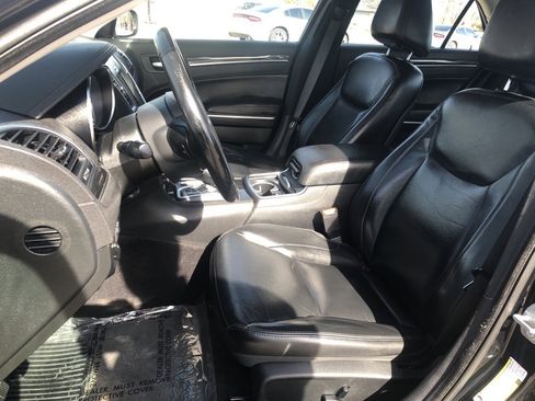 Used 2018 Chrysler 300 Touring L image 9