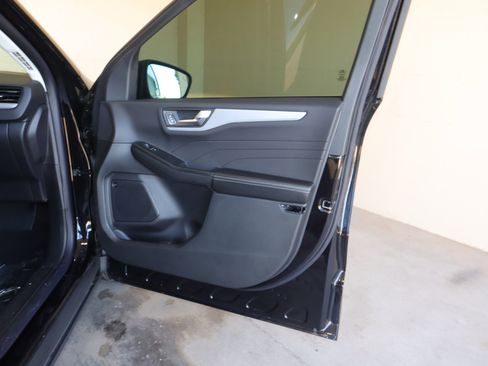 New 2025 Ford Escape SE w/ PHEV Premium Package FWD image 39