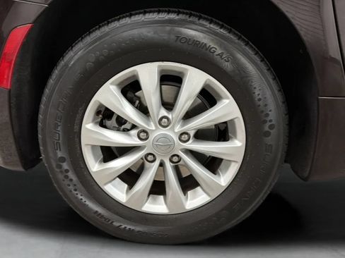 Used 2017 Chrysler Pacifica Touring-L FWD image 26