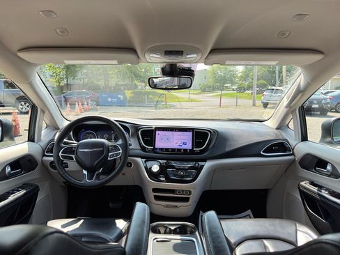 Used 2023 Chrysler Pacifica Touring-L FWD image 28