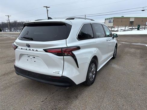 Used 2022 Toyota Sienna XLE image 3