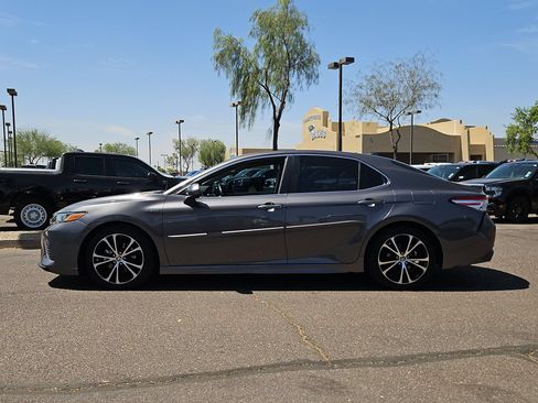 Used 2020 Toyota Camry SE FWD image 9
