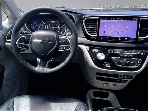 Used 2022 Chrysler Pacifica Touring-L FWD image 5