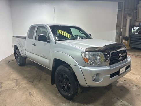 Used 2011 Toyota Tacoma 4x4 Access Cab V6 w/ SR5 Pkg #2 image 1
