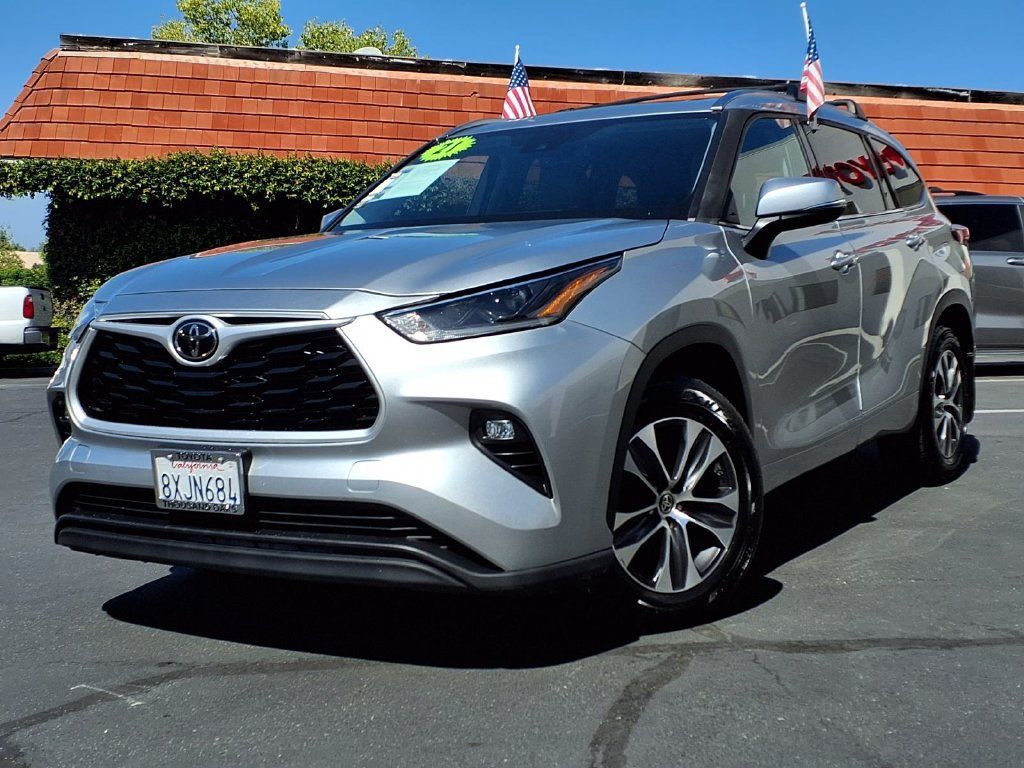 Used 2021 Toyota Highlander XLE FWD image 40