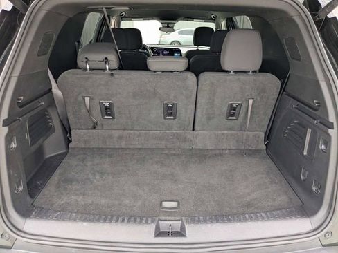 Used 2025 Chevrolet Traverse LT FWD image 12