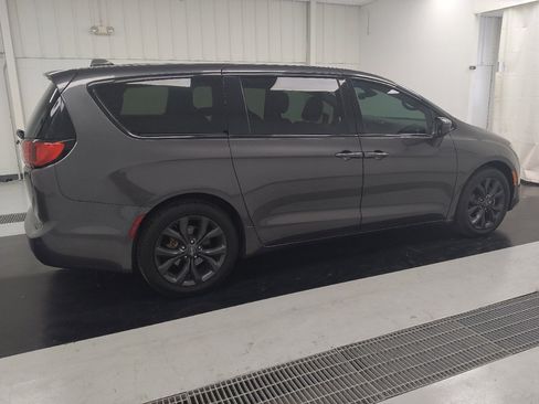 Used 2020 Chrysler Pacifica Touring w/ S Appearance Package FWD image 10