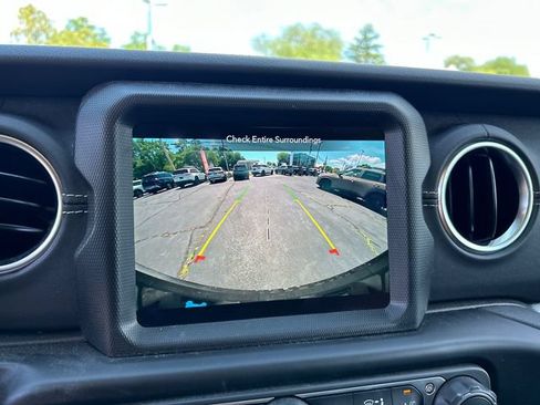 Used 2023 Jeep Wrangler Unlimited Sahara AWD/4WD image 17