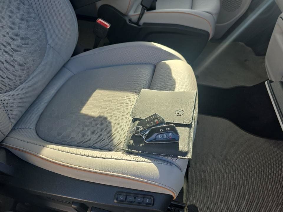 Used 2025 Volkswagen ID. Buzz Pro S Plus AWD/4WD image 10