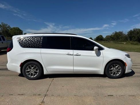 Used 2021 Chrysler Pacifica Touring w/ Uconnect Theater Family Group FWD image 9