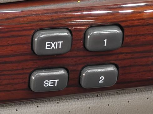 Used 2003 Cadillac De Ville DTS w/ Premium Luxury Package FWD image 31