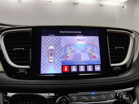 Used 2024 Chrysler Pacifica Pinnacle FWD image 4