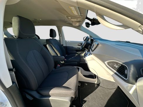 Used 2024 Chrysler Voyager LX image 26