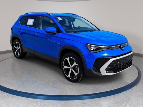 Certified 2025 Volkswagen Taos SEL AWD/4WD image 3