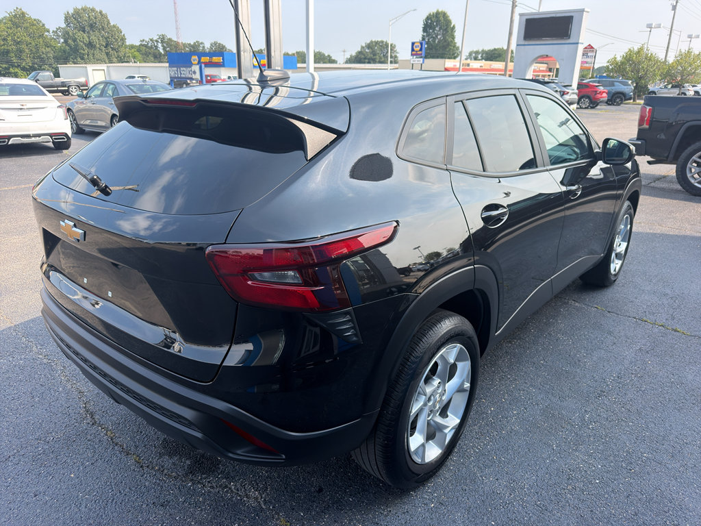 Used 2024 Chevrolet Trax LS w/ LS Convenience Package FWD image 4