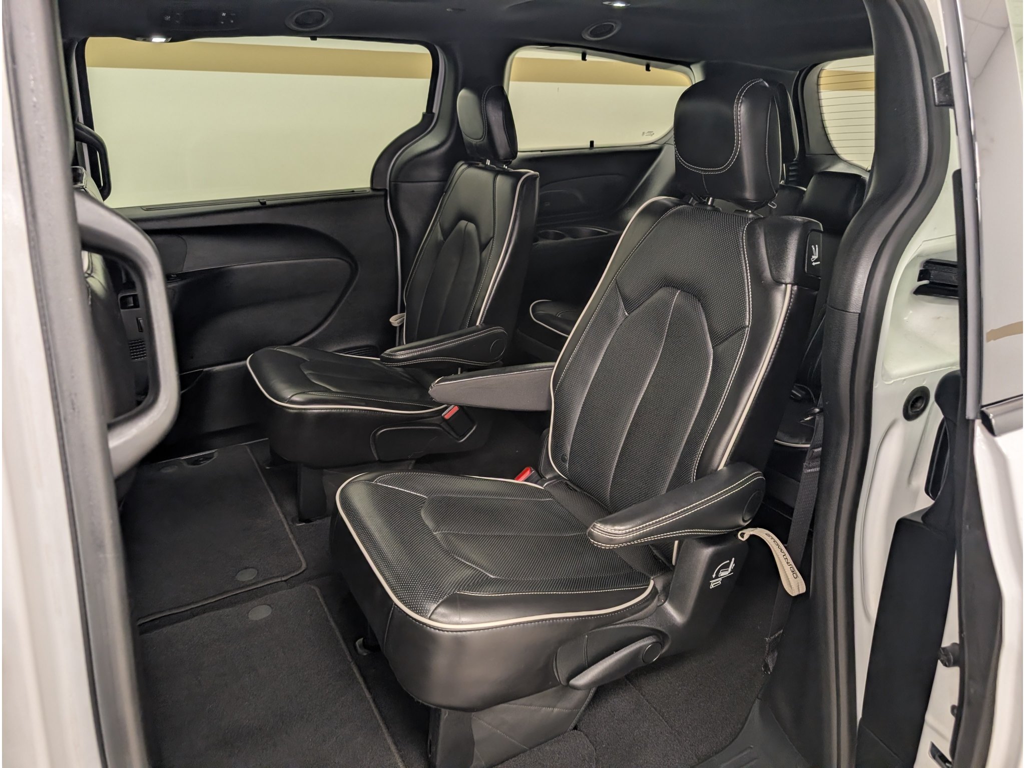 Used 2025 Chrysler Pacifica Limited FWD image 16